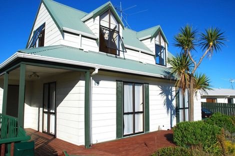 Photo of property in 52 Frobisher Street, Island Bay, Wellington, 6023