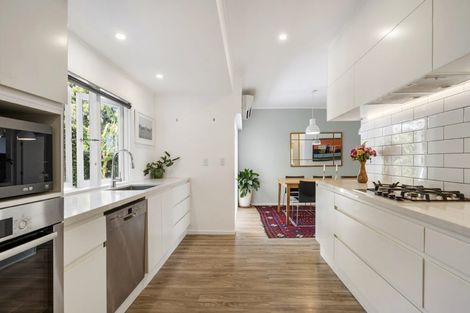 Photo of property in 2/39 Hillcrest Avenue, Hillcrest, Auckland, 0627