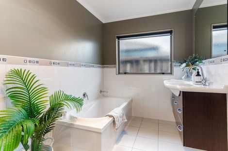 Photo of property in 32 Popata Close, Papamoa Beach, Papamoa, 3118