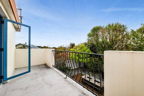 Photo of property in 8 Taylor Place, Merrilands, New Plymouth, 4312