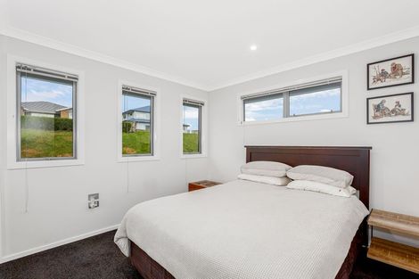 Photo of property in 7 Manapouri Lane, Aotea, Porirua, 5024