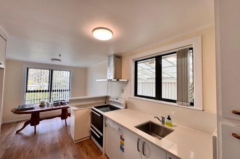 Photo of property in 18 Kelwyn Road, Kelston, Auckland, 0602