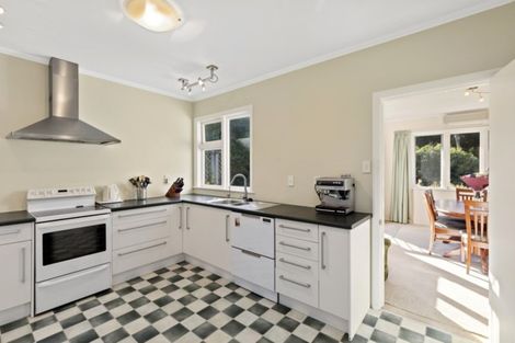 Photo of property in 10 Pukatea Street, Eastbourne, Lower Hutt, 5013