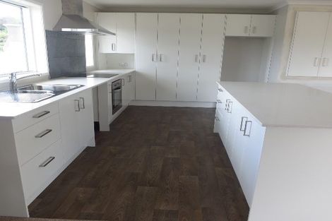 Photo of property in 28 Te Kauri Place, Helensville, 0800