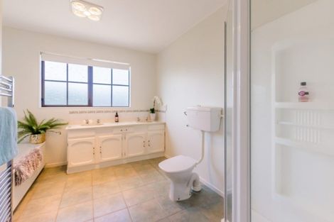 Photo of property in 261 Te Moana Road, Waikanae, 5036