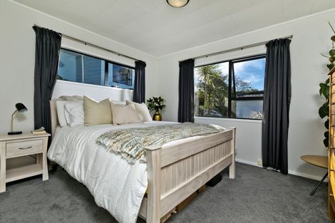 Photo of property in 2/4 Kupari Place, Totara Vale, Auckland, 0629