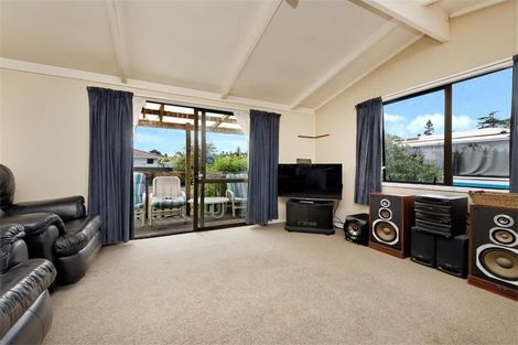 Photo of property in 20 Serwayne Place, Sunnyvale, Auckland, 0612
