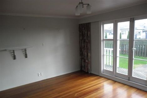 Photo of property in 10 Chapman Street, Newlands, Wellington, 6037