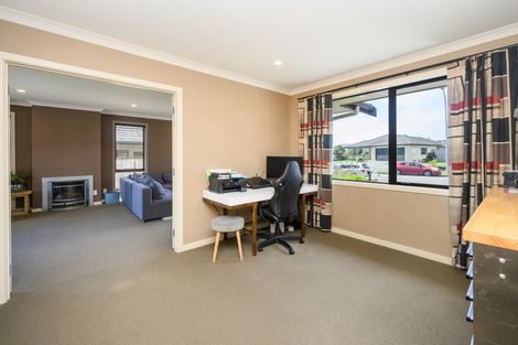 Photo of property in 19 Johnstone Drive, Fitzherbert, Palmerston North, 4410