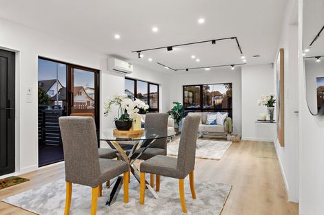 Photo of property in 1/31 Akoranga Drive, Northcote, Auckland, 0627