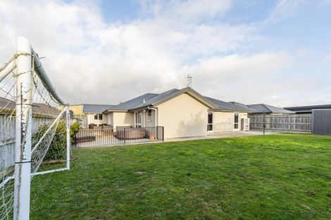 Photo of property in 4 Cyprus Place, Fitzherbert, Palmerston North, 4410