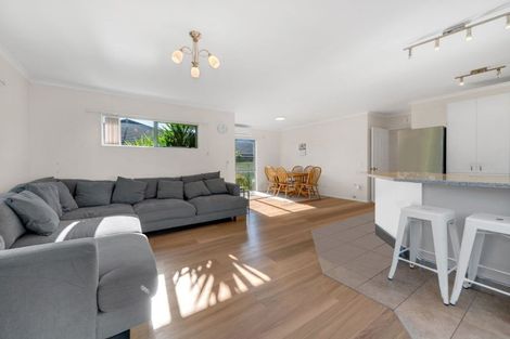 Photo of property in 16 Castlehill Court, Wattle Downs, Auckland, 2103