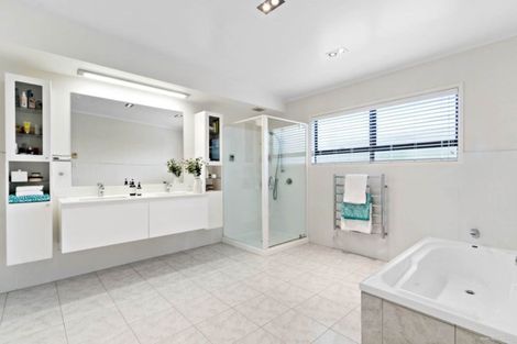 Photo of property in 10 Pine Terrace, Howick, Auckland, 2014