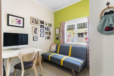 Photo of property in 124 Queens Drive, Lyall Bay, Wellington, 6022