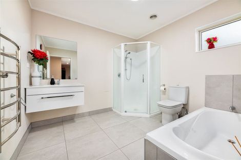 Photo of property in 2 Manatu Lane, Kelston, Auckland, 0602