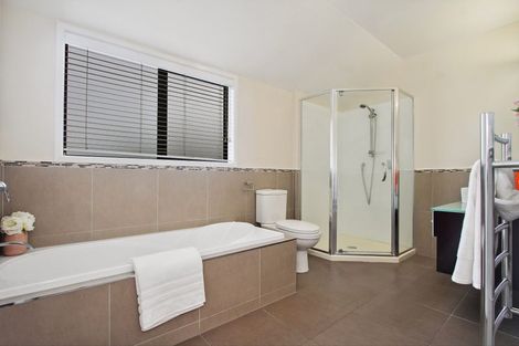 Photo of property in 4a Korotaha Terrace, Rothesay Bay, Auckland, 0630