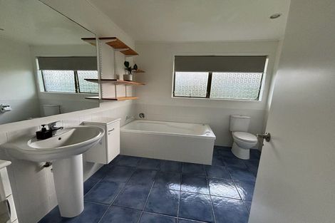 Photo of property in 2 Trias Road, Totara Vale, Auckland, 0629