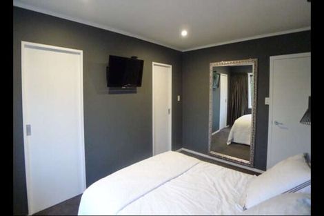 Photo of property in 40 Raymond Terrace, Northcote, Auckland, 0627