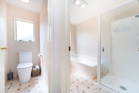 Photo of property in 18 Dalfield Place, Highbury, Palmerston North, 4412