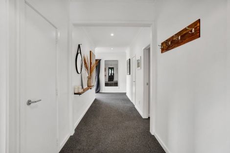 Photo of property in 15 Bracken Street, New Plymouth, 4310