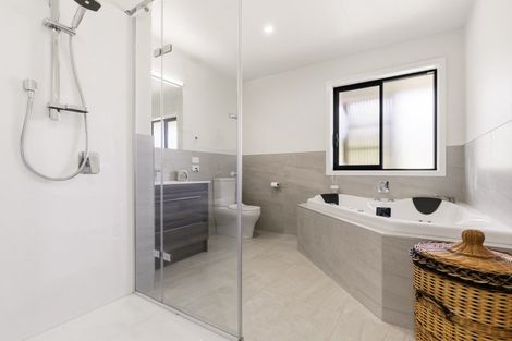 Photo of property in 1 Glendas Way, Acacia Bay, 3385