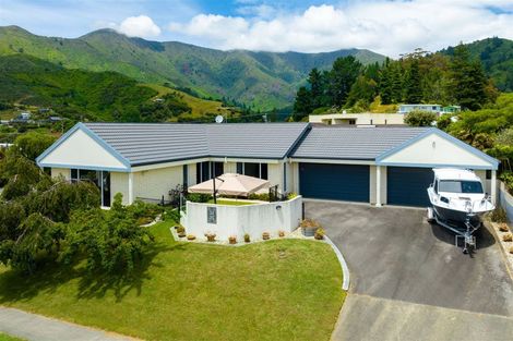 Photo of property in 8 Ranui Street, Waikawa, Picton, 7220