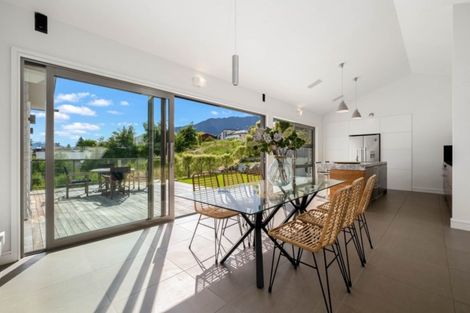 Photo of property in 62 Cedar Drive, Kelvin Heights, Queenstown, 9300