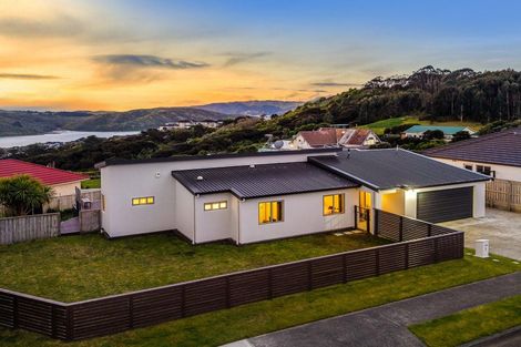 Photo of property in 1 Greenstone Place, Aotea, Porirua, 5024