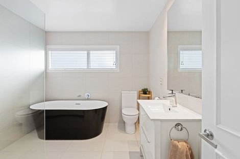 Photo of property in 1/4 Holt Avenue, Torbay, Auckland, 0630