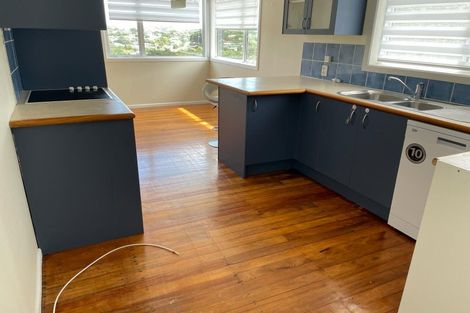 Photo of property in 16 Turville Crescent, Newlands, Wellington, 6037