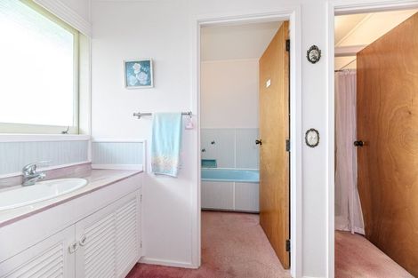 Photo of property in 4 Kerrymaria Place, Hillcrest, Auckland, 0627