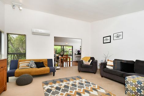 Photo of property in 16 Opanuku Road, Henderson Valley, Auckland, 0612