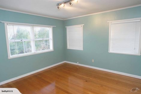 Photo of property in 296 East Coast Road, Forrest Hill, Auckland, 0620