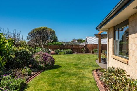 Photo of property in 27 Quadrant Heights, Paraparaumu, 5032