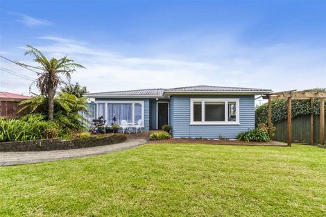 Photo of property in 1/345a Wairau Road, Totara Vale, Auckland, 0629