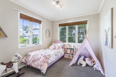 Photo of property in 15 Graham Avenue, Te Atatu Peninsula, Auckland, 0610