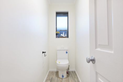 Photo of property in 8 Woodbank Drive, Glen Eden, Auckland, 0602