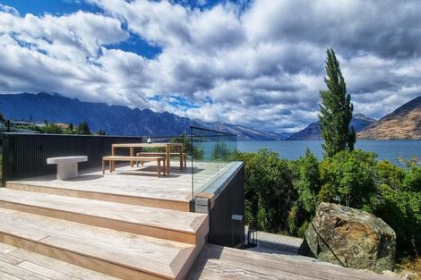 Photo of property in 66 Cedar Drive, Kelvin Heights, Queenstown, 9300