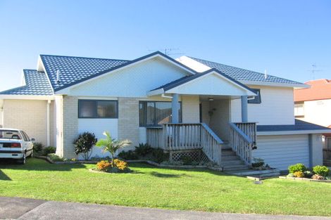 Photo of property in 5 Bridgehead Cove, West Harbour, Auckland, 0618