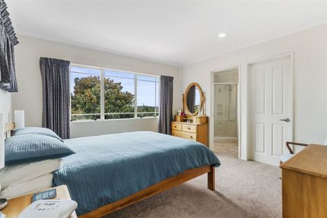 Photo of property in 8 Fulmar Way, Unsworth Heights, Auckland, 0632