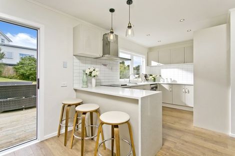 Photo of property in 24 Arrow Road, Forrest Hill, Auckland, 0620