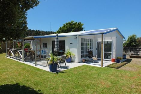 Photo of property in 21a Hennessy Street East, Foxton Beach, Foxton, 4815