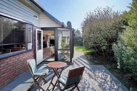 Photo of property in 2/112 Memorial Avenue, Burnside, Christchurch, 8053