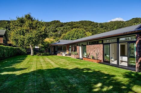 Photo of property in 27 Cheviot Road, Lowry Bay, Lower Hutt, 5013