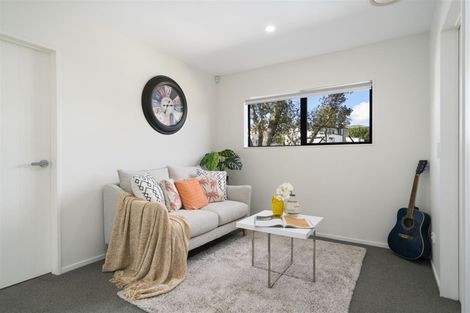 Photo of property in 7a Halcombe Place, Green Bay, Auckland, 0604