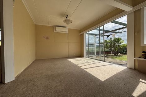 Photo of property in 1/869 East Coast Road, Northcross, Auckland, 0632