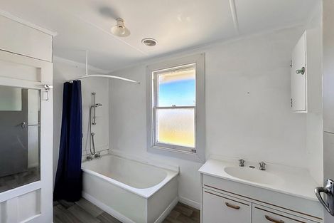 Photo of property in 18 Cornfoot Street, Castlecliff, Whanganui, 4501