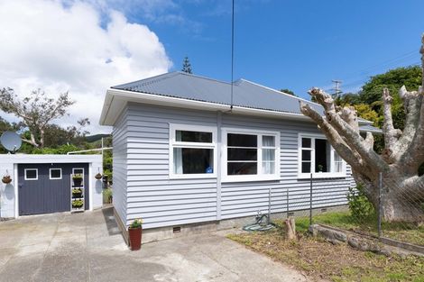 Photo of property in 7 Kiwi Crescent, Tawa, Wellington, 5028