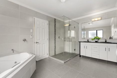 Photo of property in 9 Corricvale Way, Northcross, Auckland, 0632