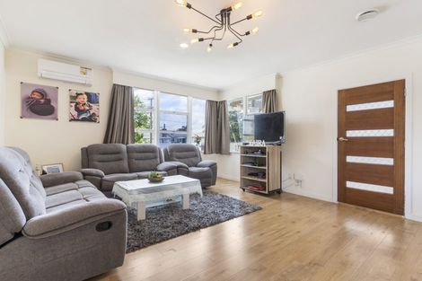 Photo of property in 33 Cobham Crescent, Kelston, Auckland, 0602